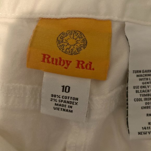 White Ruby Rd. Capri Pants - Picture 2 of 4